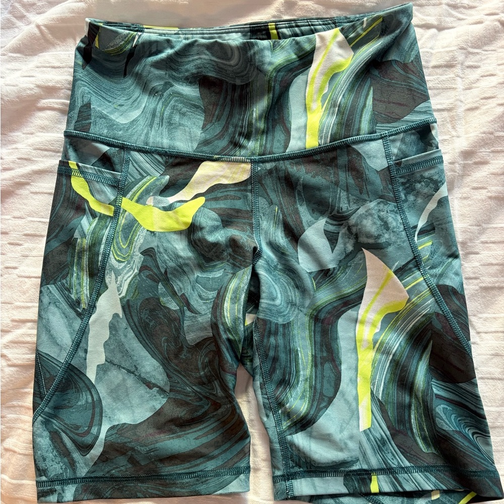 Abstract Patterned shorts